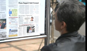 A Pikiran Rakyat reader, photograph: Richard Avis, Culturpology