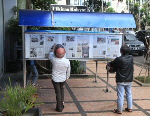 Reading Pikiran Rakyat in Bandung