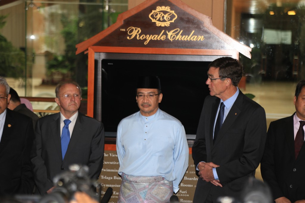 Malaysian Acting Transport Minister Datuk Seri Hishamuddin Hussein and Angus Houston giving press conference